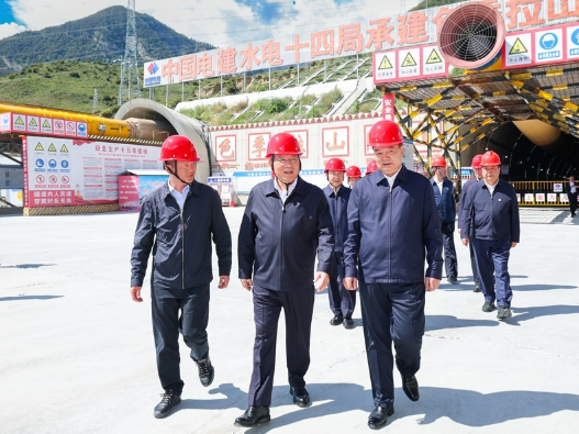 李强在西藏调研时强调：高质量实施国家重大工程项目 推动经济社会发展 增进各族人民福祉1