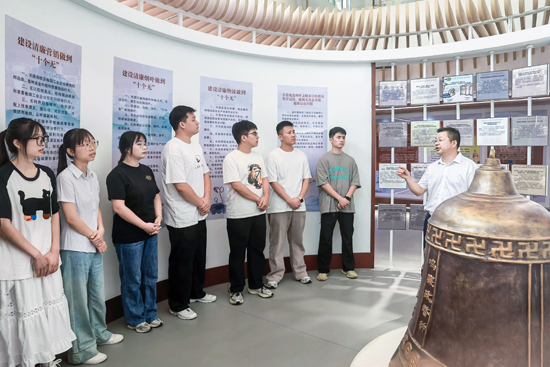 新进员工接受警示教育。孙艳摄